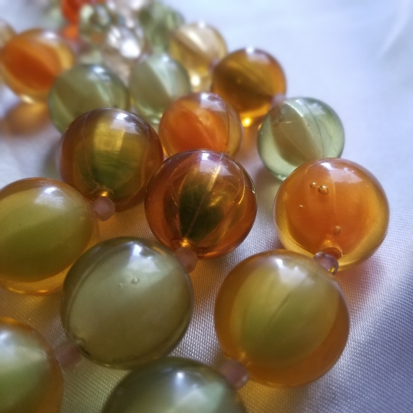 3 strand beaded necklace. Multicolor peach, green, tangerine. Circa 1950s/1960s. - Picture 12 of 14